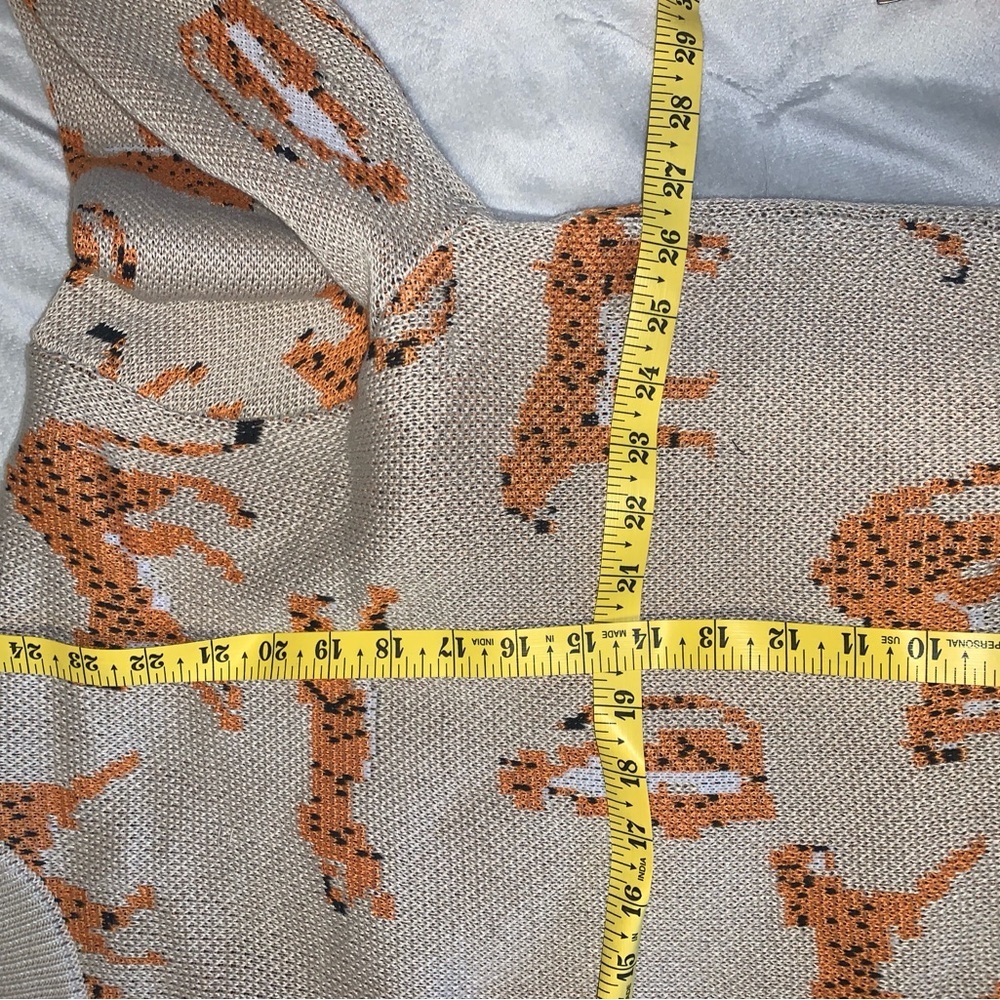 White birch cheetah leopard Animal novelty Print Beige crew Sweater small - Picture 4 of 5